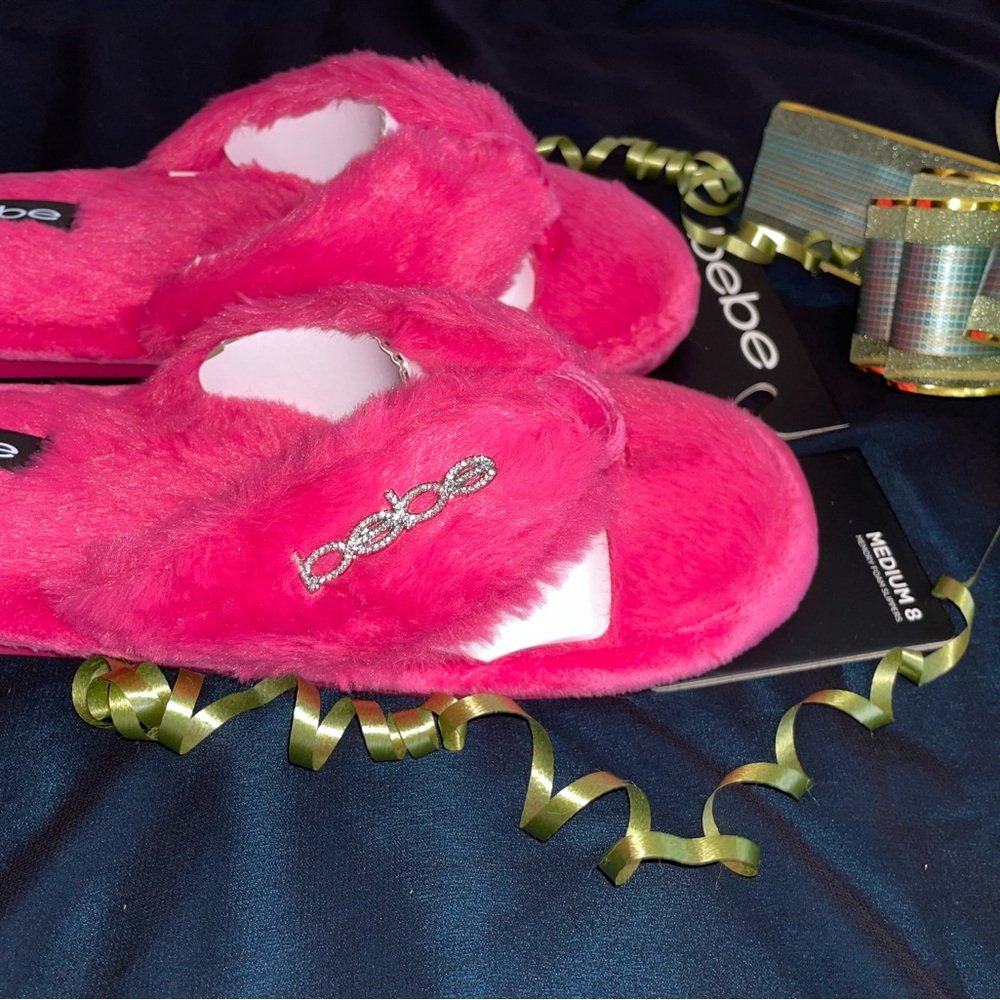 bebe fuchsia faux fur thong sandal with rhine logo